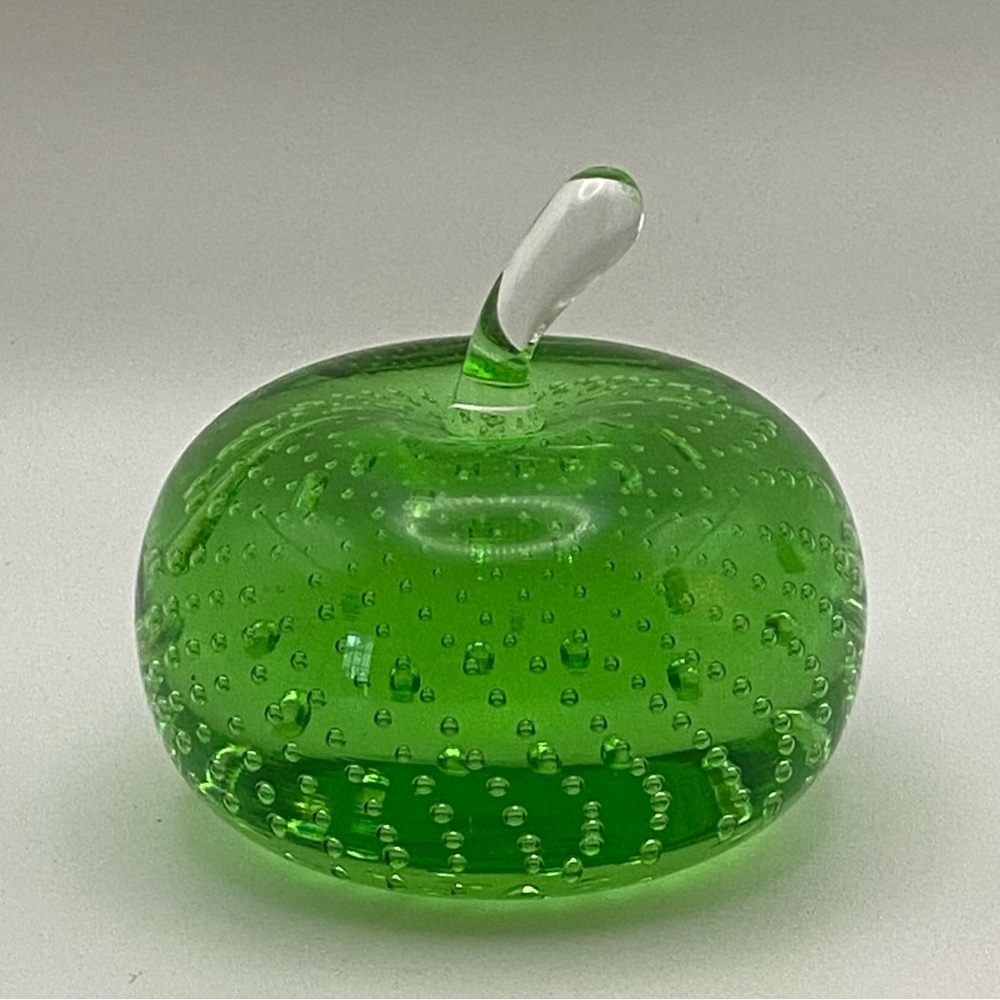 Art Glass Green Apple Paperweight Controlled Bubble 3.5โ x 3โ Teacher MCM Fruit